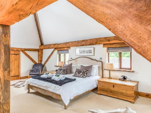 Pass The Keys Large Converted Barn With Pool, Gym And Gardens