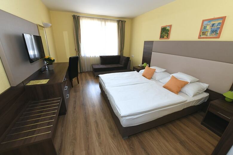 Jade Hotel