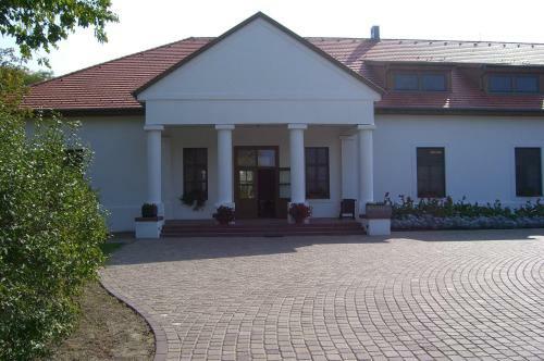 Sarl�spuszta Club Hotel