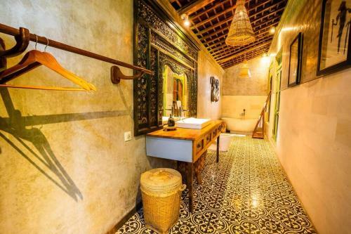 Villa Romantic Balinese Gem, Walk To Beach