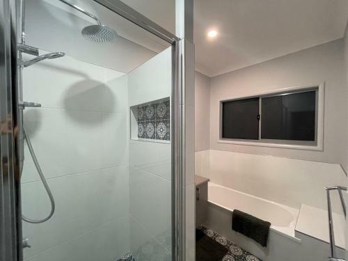 Hostal Brand New 4 Bedroom House