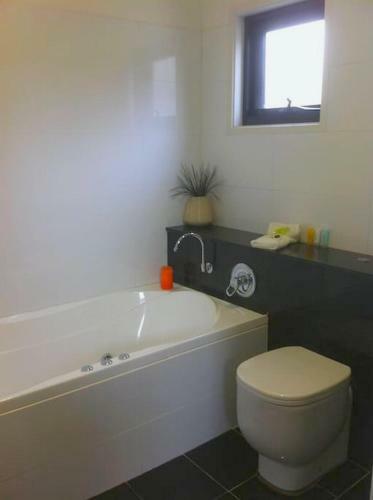 Luxury Woodridge 2-bedroom Apartment