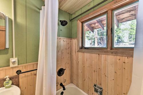 Idyllic Twin Lakes Escape With Deck And Fire Pit!