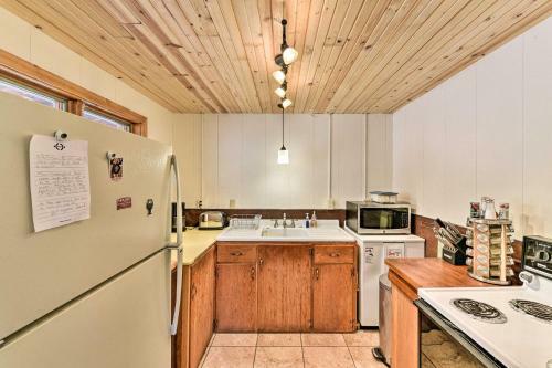 Idyllic Twin Lakes Escape With Deck And Fire Pit!