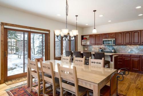 #1014 - Upgraded Townhome - Private Jacuzzi & Mountain Views