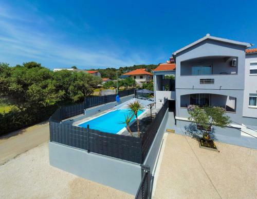 Modern Apartment With Private Pool