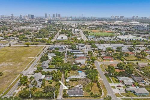 Cheerful Boho Retreat In Hallandale!