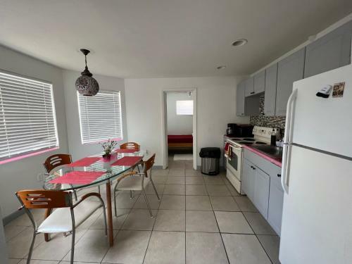 Home With King Size Bed 3 Single Beds In Hallandale