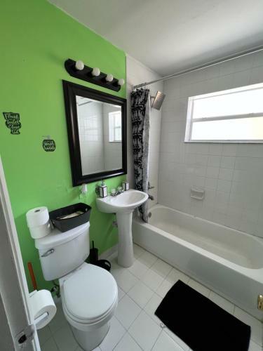 Home With King Size Bed 3 Single Beds In Hallandale