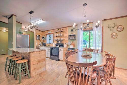 Riverfront Homosassa Cottage - Pet Friendly!