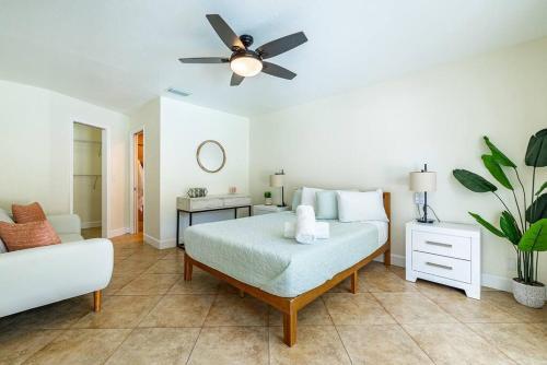 Spacious Pool Home With Putting Green, Sleeps 18!!