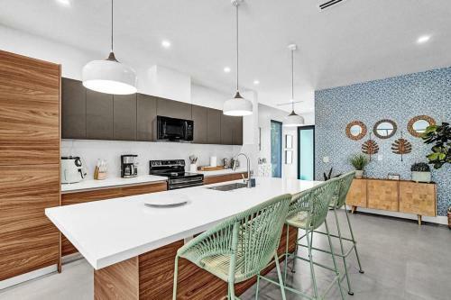 Villa Las Olas Designer Home With Heated Pool - Must!
