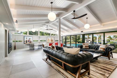 Villa Middle River Mod Manor