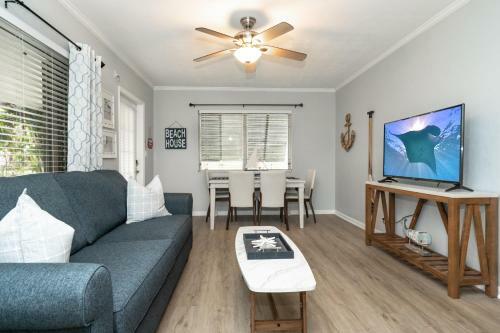 Beach Escape! Beautiful 2/2 Cottage!