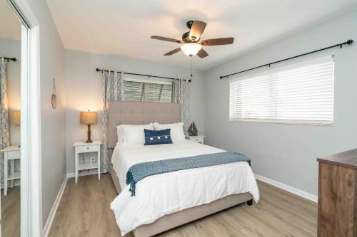 Beach Escape! Beautiful 2/2 Cottage!