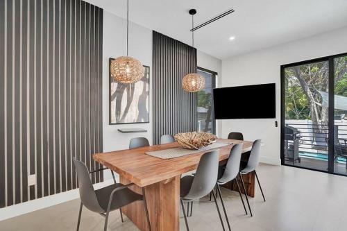 Villa Las Olas Designer Retreat With A Heated Pool!