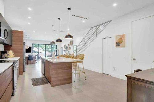 Villa Las Olas Designer Retreat With A Heated Pool!