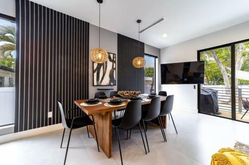 Villa Las Olas Designer Retreat With A Heated Pool!