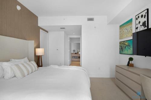Luxury Amenities 2 Br Corner Ocean View Balcony Beachfront Resort