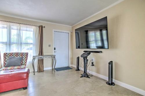 Fantastic Oasis With Fire Pit Less Than 6 Mi To Beach!
