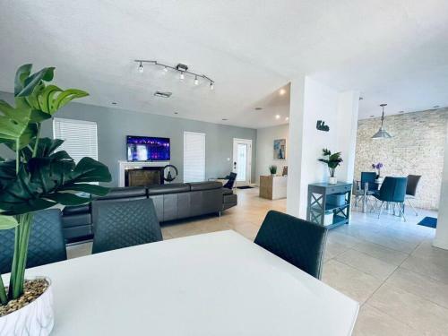 Heated Pool Home-best Location 5 Min To Beach