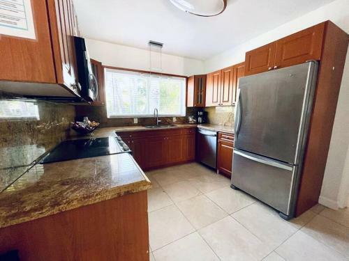 Heated Pool Home-best Location 5 Min To Beach