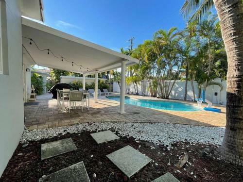 Heated Pool Home-best Location 5 Min To Beach