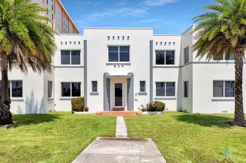 Modern Apartment W Bay View Pool Brm