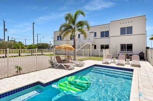 Modern Apartment W Bay View Pool Brm