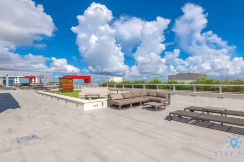Modern Breathtaking Apt Rooftop Pool