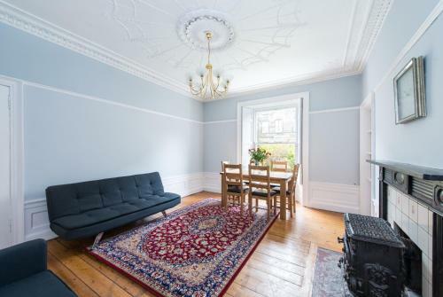 5 Bedrooms Central Apartment