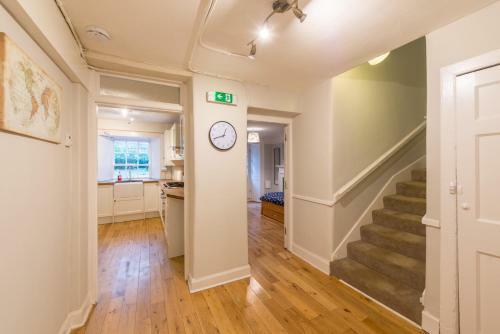 5 Bedrooms Central Apartment