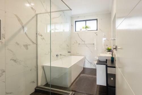 Captivating 5br Pet Friendly Home With Fully Fully Equiped Kitchen And Fast Wifi
