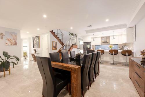 Captivating 5br Pet Friendly Home With Fully Fully Equiped Kitchen And Fast Wifi