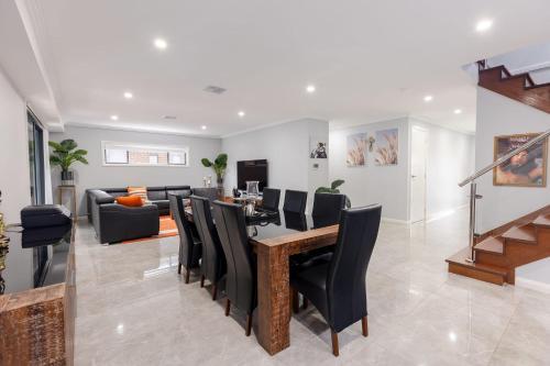 Captivating 5br Pet Friendly Home With Fully Fully Equiped Kitchen And Fast Wifi
