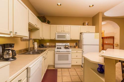 Summit River Lodge & Campsites