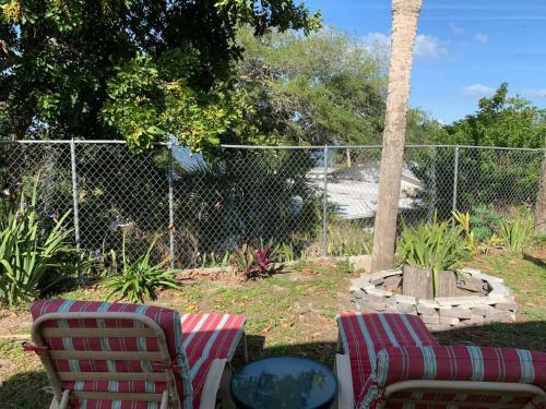 Castaway Beach Cottage (b) 1 Br, Kitchenette, Waterview