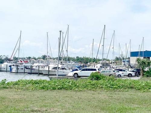 Immaculate 2 Bdr Boat, Great Sunsets, Free Parking