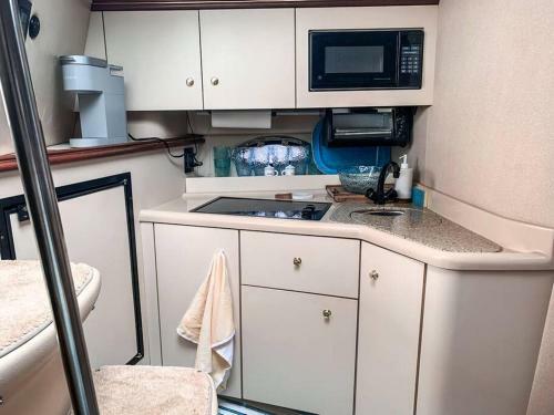Immaculate 2 Bdr Boat, Great Sunsets, Free Parking