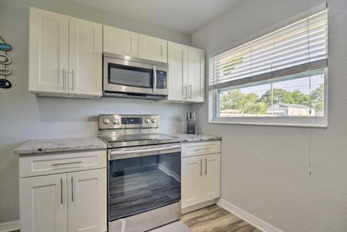 Sunny Seminole Home With Gas Grill And Fire Pit!