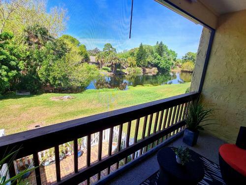 Brand New Bright Apartment With Lake View