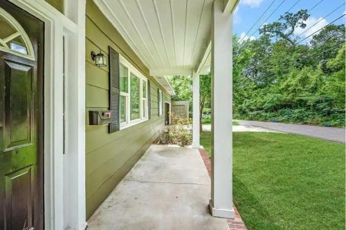 Renovated Spacious Home - Sleeps 9