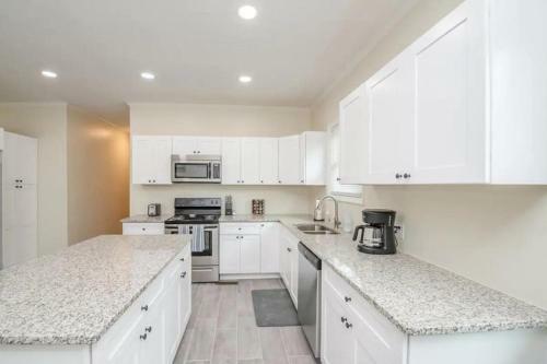 Renovated Spacious Home - Sleeps 9