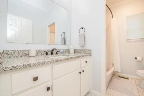 Renovated Spacious Home - Sleeps 9