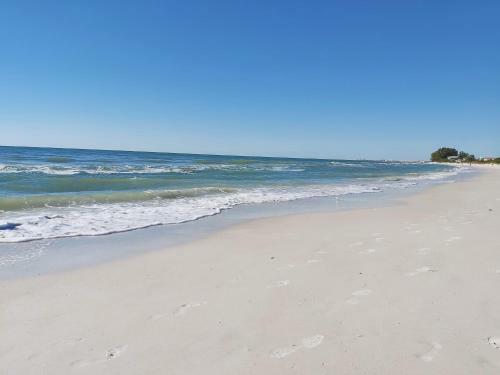 Blind Pass Lagoon Unit 404 Boat Friendly, Pool, Close To It All!