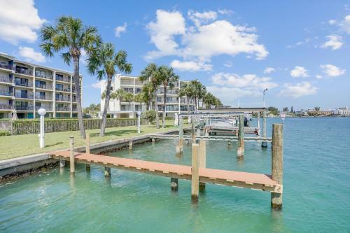 Blind Pass Lagoon Unit 404 Boat Friendly, Pool, Close To It All!