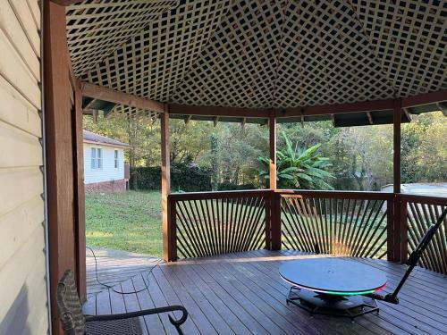 1.5 Acre 5 Br Home 10 Min From Buckhead!