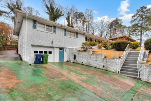 Bright Midcentury Near Downtown