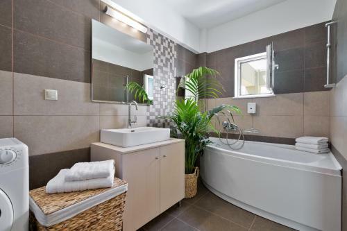 Villa Isabella Luxury Living - With Roof Top Jacuzzi.