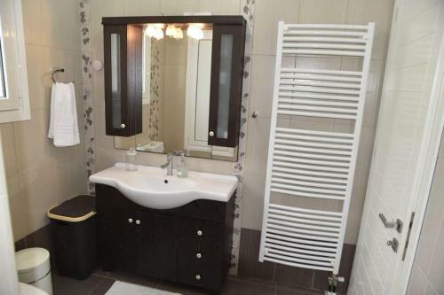 Vianas 3bd Apartment, Near Corfu Town